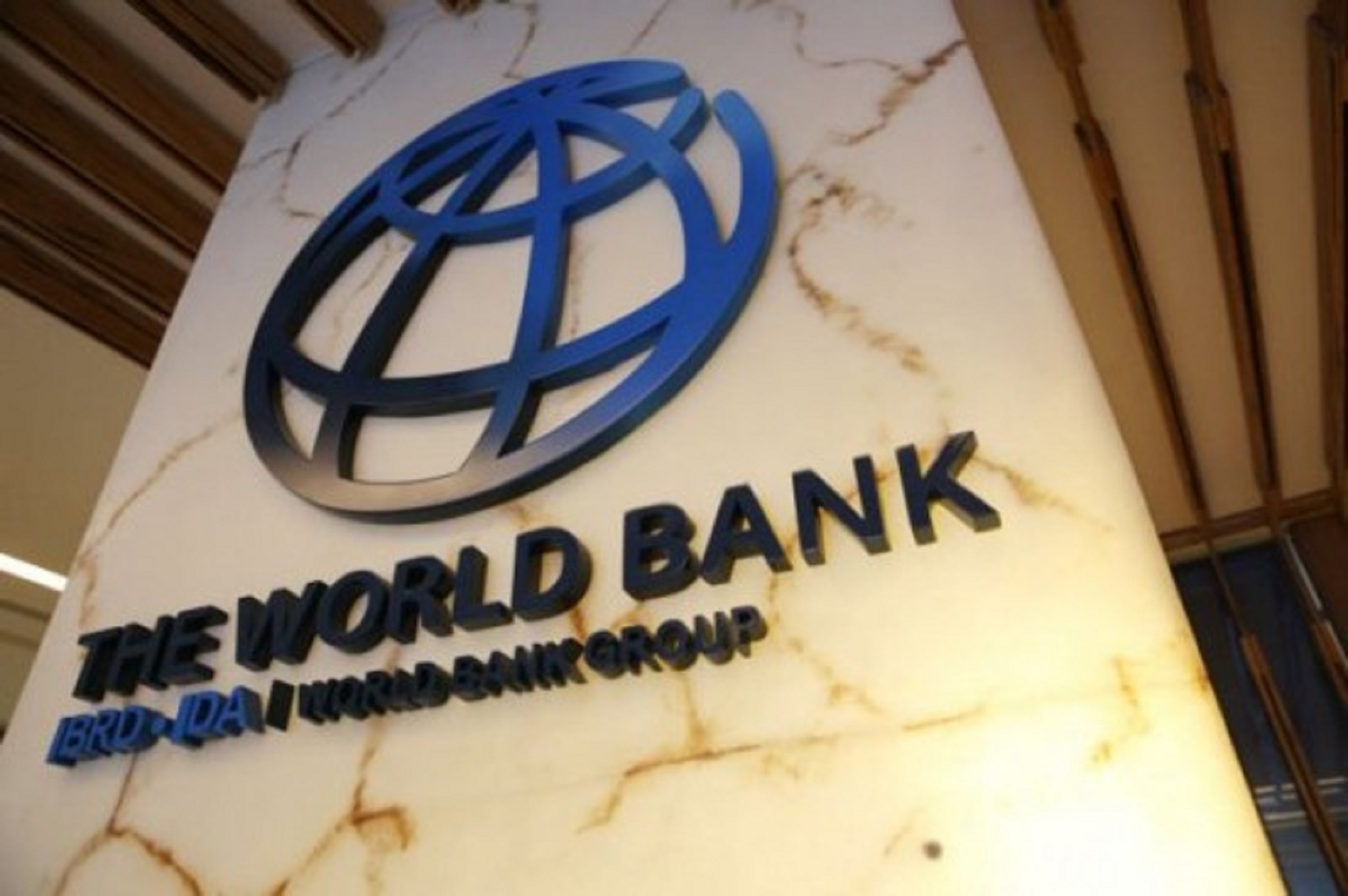 ΜΚΟ κατηγορεί την Παγκόσμια Τράπεζα για επένδυση 15 δισεκ. δολάρια σε ορυκτά καύσιμα μετά τη Συμφωνία του Παρισιού