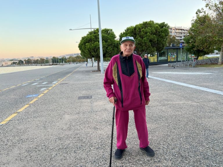 Θεσσαλονίκη: Ο γηραιότερος περιπατητής της παραλίας είναι σχεδόν 100 ετών και περπατάει καθημερινά 4χλμ!