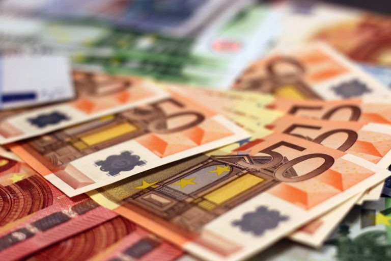 Έκρηξη καταθέσεων νοικοκυριών και επιχειρήσεων τον Σεπτέμβριο – Αυξήθηκαν κατά 2,255 δισ. ευρώ