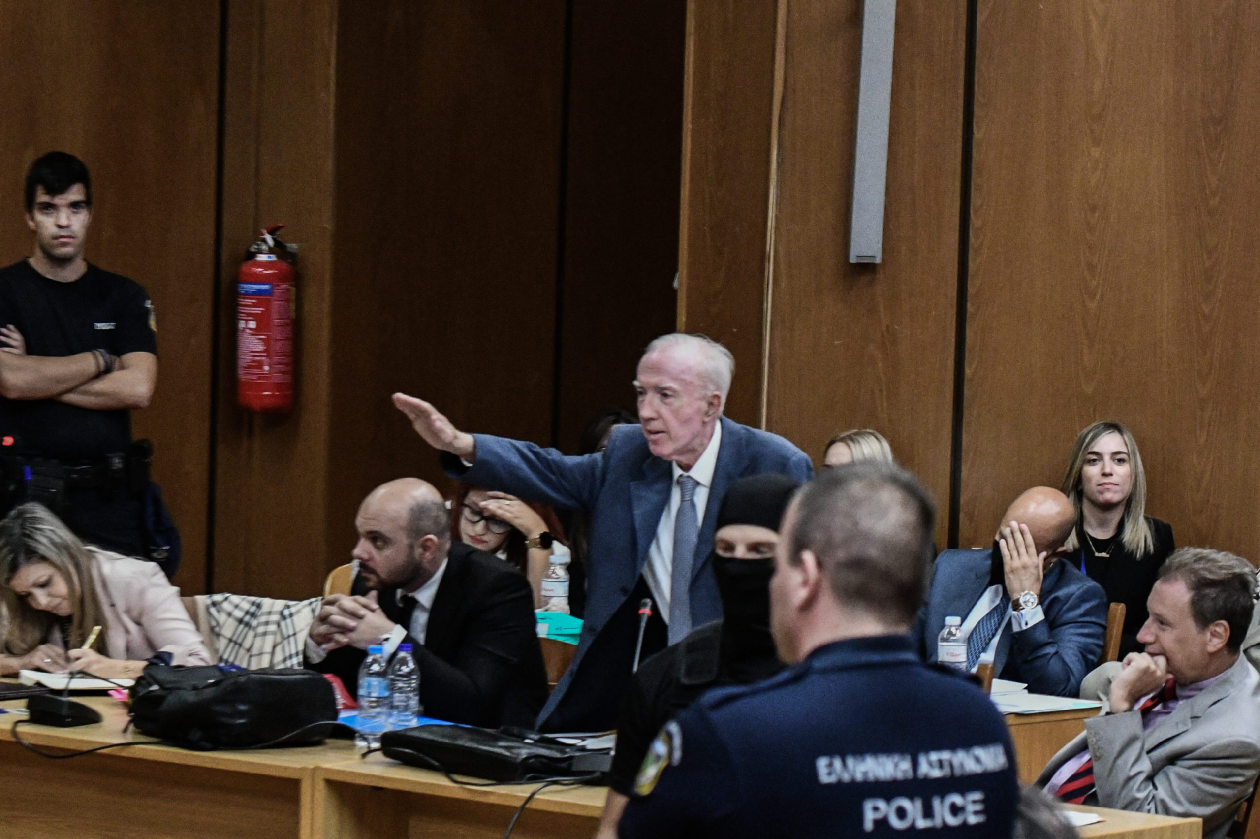 Δίκη Χρυσής Αυγής – Ακραία πρόκληση Κ. Πλεύρη: Χαιρέτησε ναζιστικά μέσα στο δικαστήριο