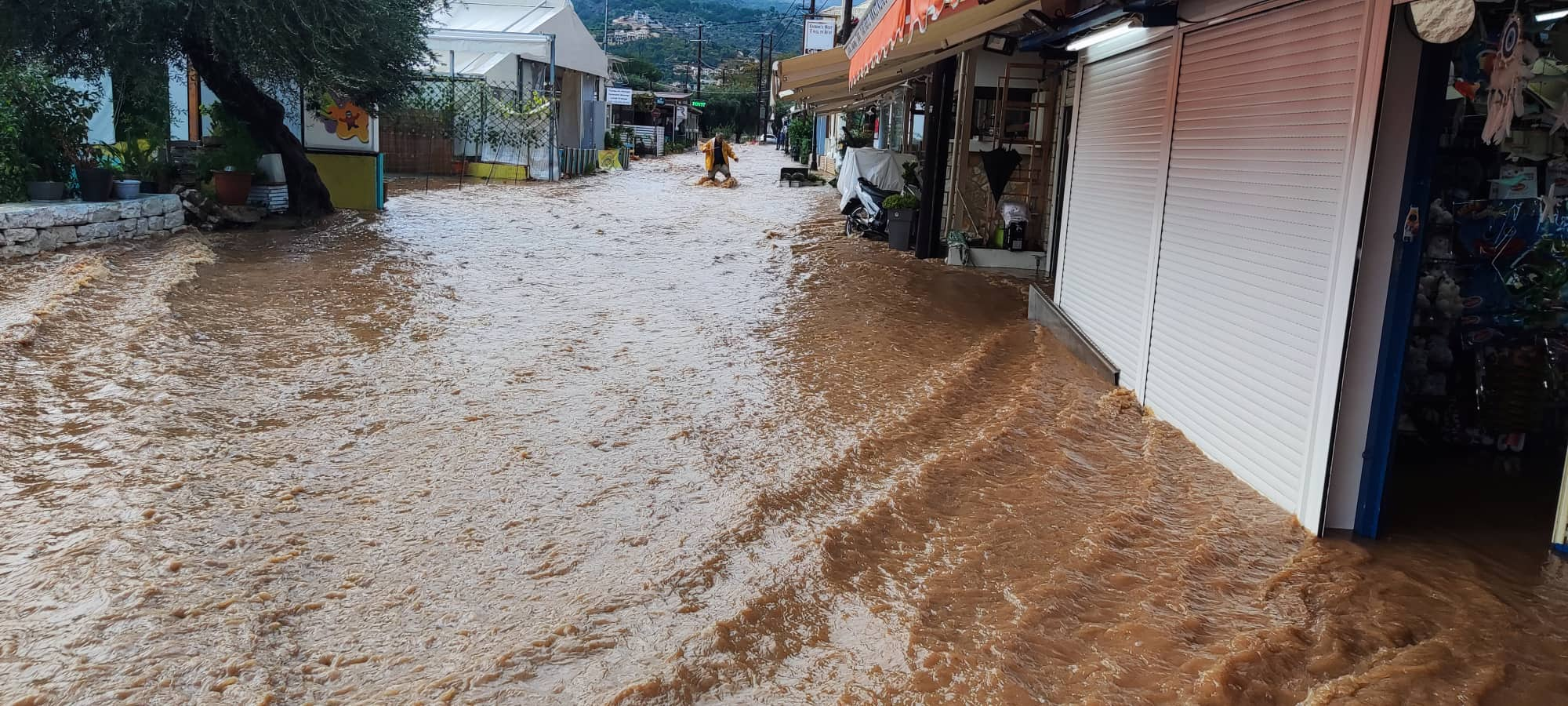 Θεσπρωτία: Προβλήματα από ισχυρή νεροποντή στα Σύβοτα – “Πνίγηκαν” τα μαγαζιά (video)