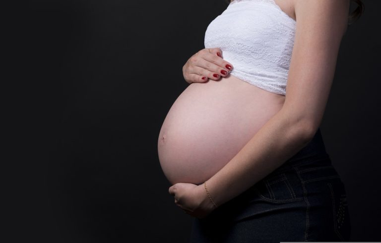 Έρευνα: Πώς επηρεάζουν την εγκυμοσύνη τα «παντοτινά χημικά»