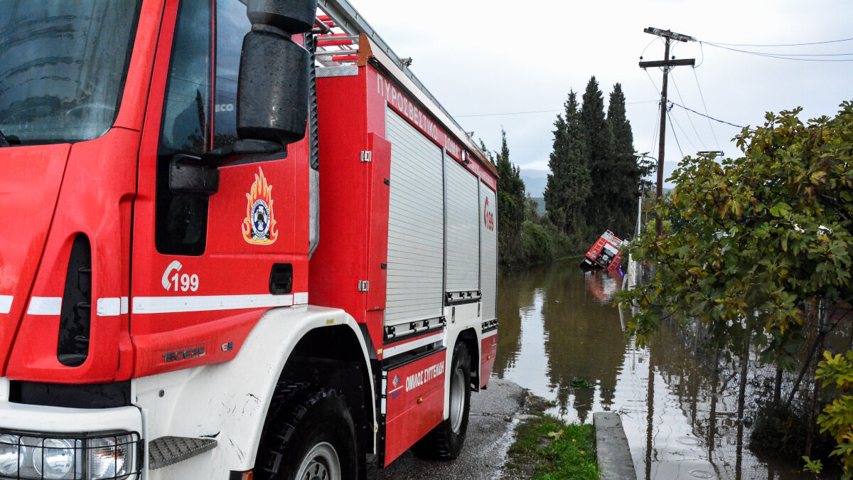 Πλημμύρες στην Πάργα: Εγκλωβίστηκε οδηγός μέσα στο αυτοκίνητο