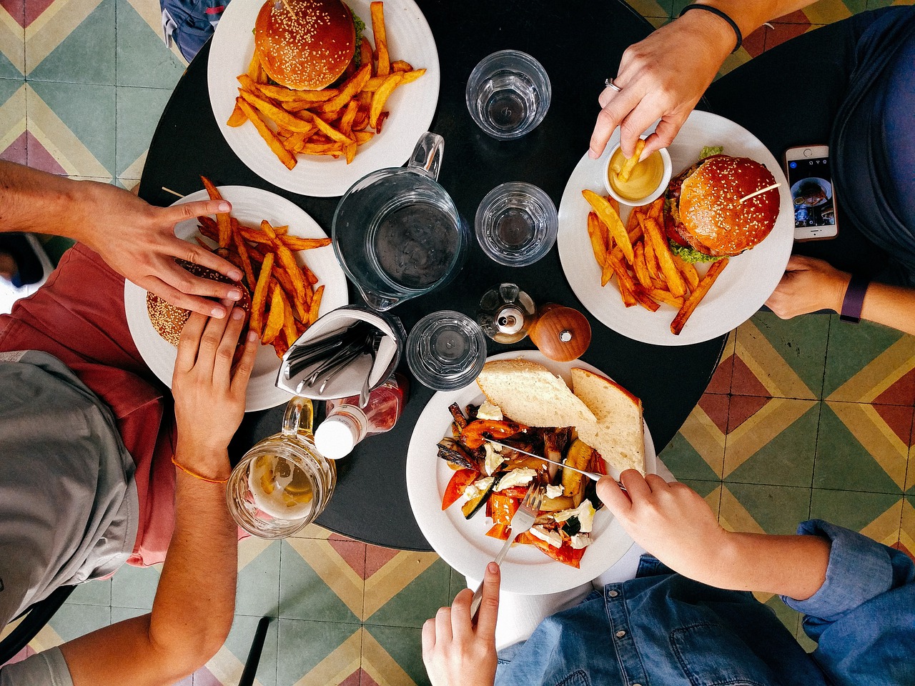 Έρευνα: Η κατανάλωση φαγητού αργά το βράδυ αυξάνει τον κίνδυνο παχυσαρκίας