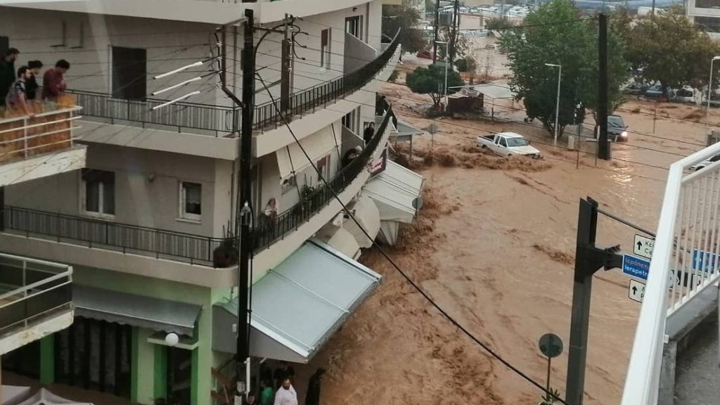 Καταστροφές στη Σητεία: “Πνίγηκε” στη λάσπη το κέντρο της πόλης – Επιχείρηση για τον απεγκλωβισμό κατάκοιτου άνδρα (βίντεο)