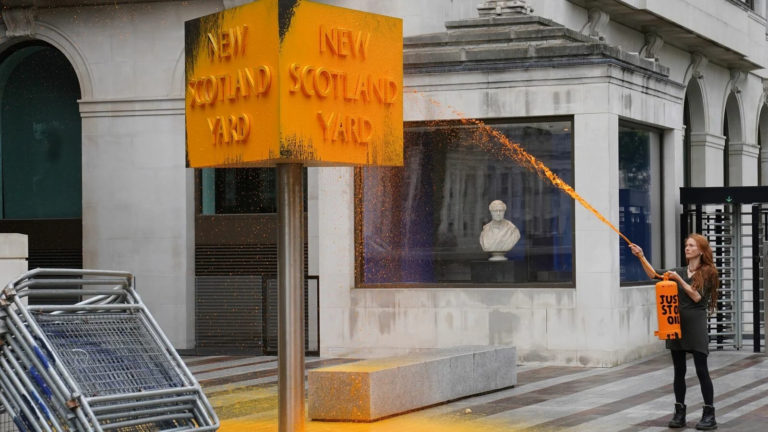 Βρετανία: Μπογιές έξω από τη Scotland Yard πέταξε ακτιβίστρια για το κλίμα