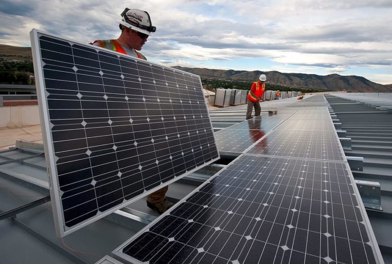 ΥΠΕΝ: Επιδότηση 60% για φωτοβολταϊκά στις στέγες – Ετοιμάζονται άλλα δύο προγράμματα για ΑΠΕ