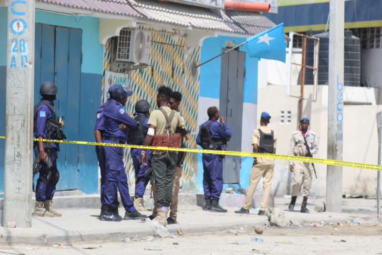Σομαλία: Τουλάχιστον 10 νεκροί από εκρήξεις παγιδευμένων αυτοκινήτων έξω από το υπουργείο Παιδείας