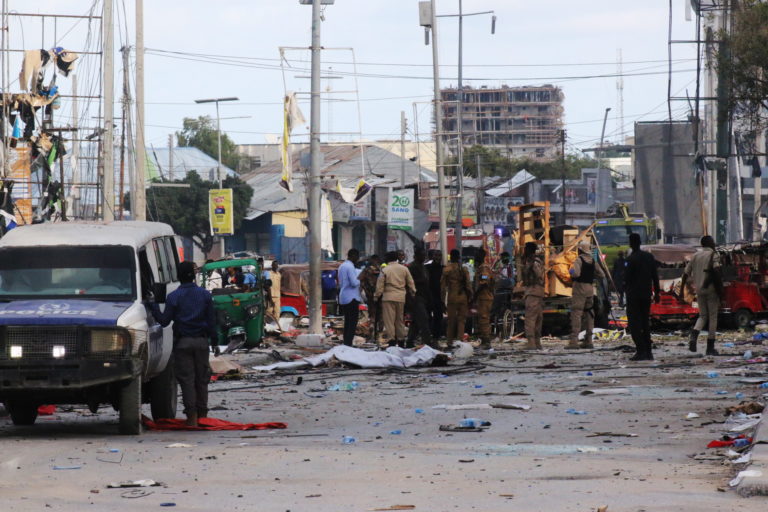 Τουλάχιστον 100 νεκροί και 300 τραυματίες από τη διπλή επίθεση αυτοκτονίας στη Σομαλία