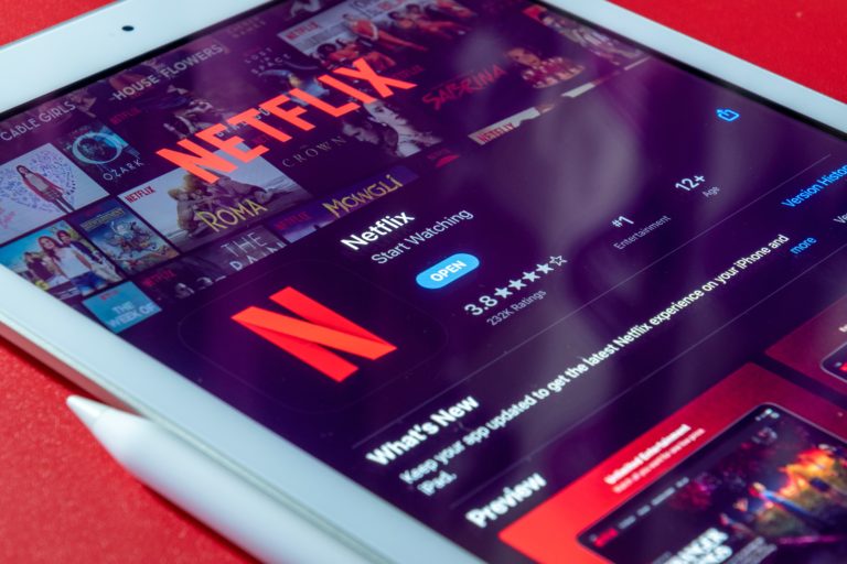 Το Netflix λανσάρει νέο φθηνότερο πακέτο με διαφημίσεις