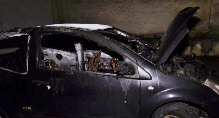 Θεσσαλονίκη: ΙΧ κάηκε ολοσχερώς σε πιλοτή στον Εύοσμο