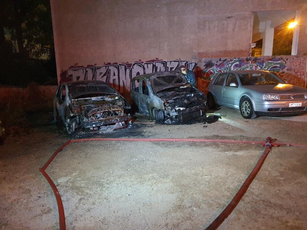 Φωτιά σε δύο σταθμευμένα αυτοκίνητα στο κέντρο της Αθήνας-Καταστράφηκαν ολοσχερώς