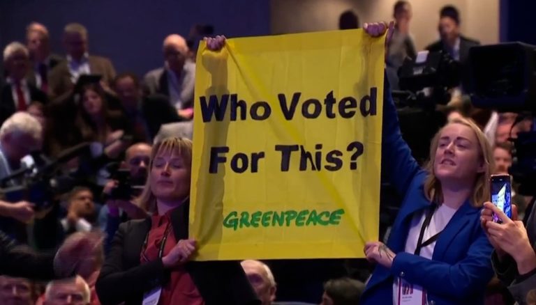 Με σύνθημα την “Ανάπτυξη” η πρώτη ομιλία της Liz Truss στο συνέδριο των Τόρις – Διαμαρτυρία της Greenpeace (video)