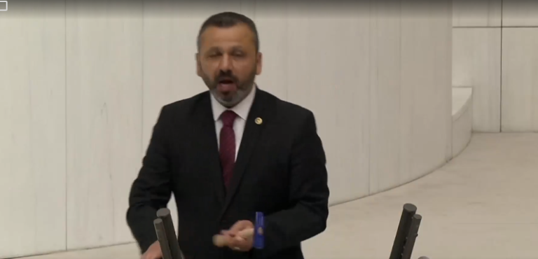 Τούρκος βουλευτής σπάει το κινητό του με σφυρί στη Βουλή – Αντιδράσεις για τον νέο νόμο Ερντογάν περί παραπληροφόρησης