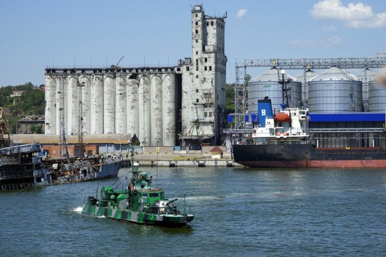 Ρωσία: Αναστέλλει τη συμμετοχή της στις επιθεωρήσεις πλοίων με ουκρανικά σιτηρά