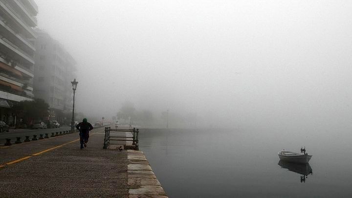Πυκνό πέπλο ομίχλης σκεπάζει από τα ξημερώματα τη Θεσσαλονίκη