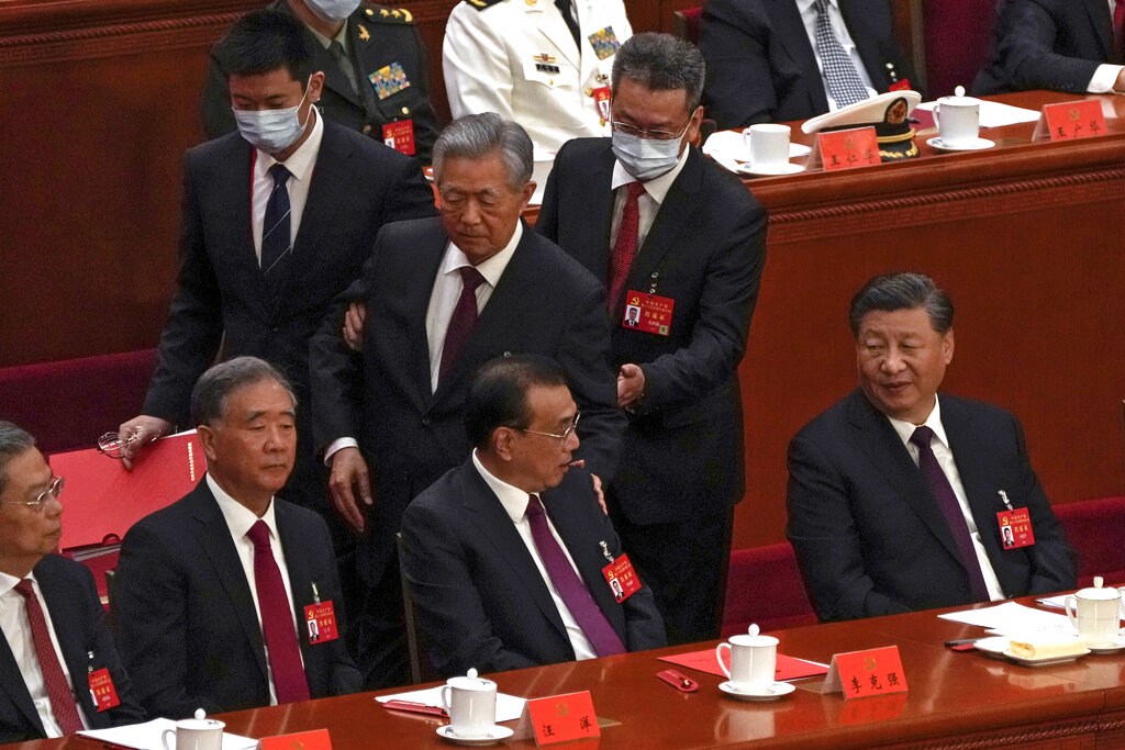 Κίνα: Σε αδιαθεσία αποδίδει το Πεκίνο την αναγκαστική αποχώρηση του Χου Τζιντάο που έγινε viral