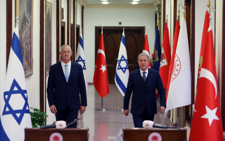 Ακάρ και Γκαντζ συμφωνούν να «ξεπαγώσουν» τις σχέσεις Τουρκίας – Ισραήλ
