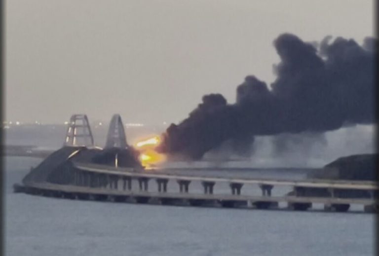 Έκρηξη στη γέφυρα του Κερτς: Για τρομοκρατική ενέργεια μιλούν οι Ρώσοι – Κίεβο: Αυτή είναι μόνο η αρχή