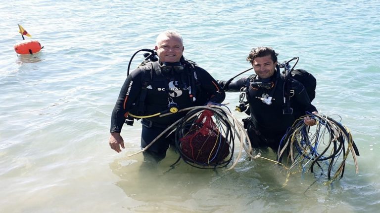 Εθελοντικός καθαρισμός στο βυθό του λιμένα των Λειψών – Μετείχε και ο δήμαρχος