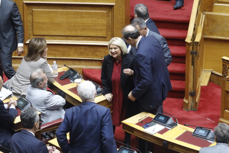 Ατύχημα στα σκαλιά της βουλής για τη Σ. Βούλτεψη – Στραβοπάτησε και έπεσε δίχως να τραυματιστεί σοβαρά (video)