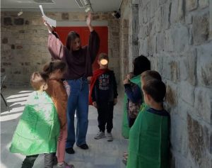 Λέσβος: “Οι περιπέτειες του μικρού Δεινούλη στο δάσος με τις Σεκόιες”- Εκπαιδευτικό πρόγραμμα στο Μουσείο Απολιθωμένου Δάσους