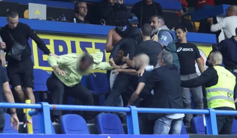 Eπεισόδια μεταξύ οπαδών στον αγώνα μπάσκετ Περιστέρι με την ΑΕΚ – Ο αγώνας διακόπηκε για μισή ώρα