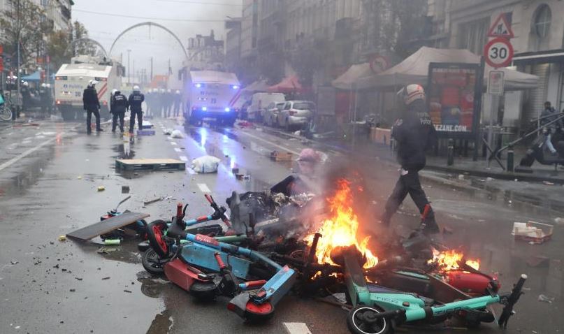 Βρυξέλλες: Ταραχές στους δρόμους μετά τη νίκη του Μαρόκου επί του Βελγίου στο Μουντιάλ του Κατάρ