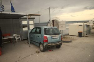 Μυτιλήνη: Αυτοκίνητο έπεσε στο φυλάκιο στο ΚΥΤ του Καρά Τεπέ