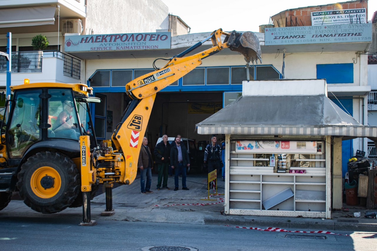 Ο Δήμος Λαρισαίων “ξηλώνει” κλειστά περίπτερα ιδιοκτησίας του