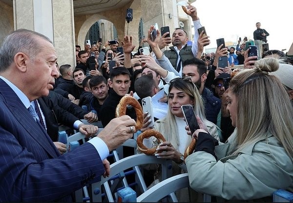 Τουρκία: Ο Τ. Ερντογάν μοίρασε κουλούρια σε πολίτες