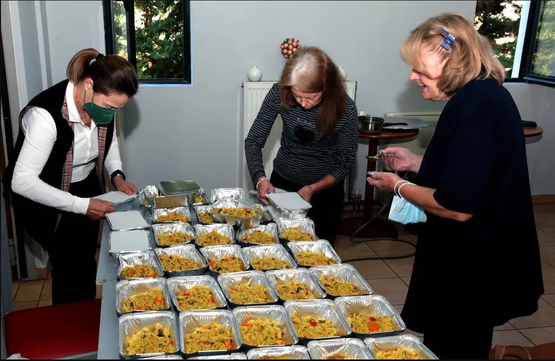 Τα ΚΑΠΗ Κάτω Χαλανδρίου μαγείρεψαν 88 μερίδες αγάπης