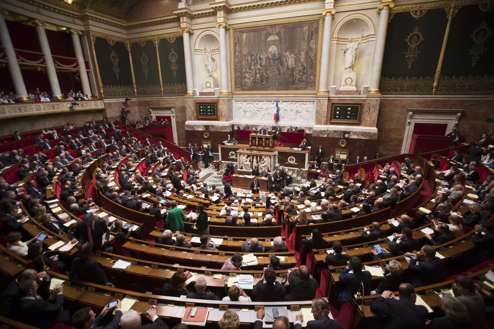 Αναταραχή στη Γαλλική Εθνοσυνέλευση με αφορμή ρατσιστικό σχόλιο βουλευτή της Λε Πεν