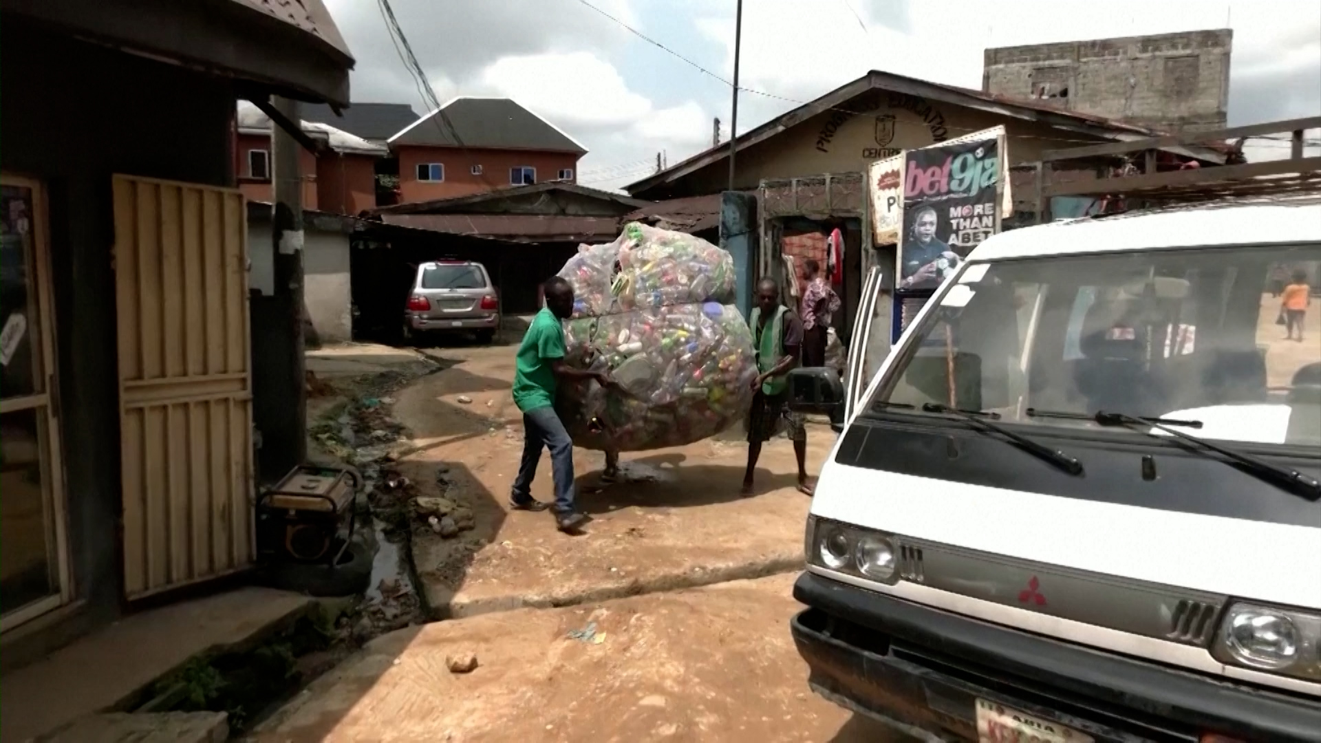 Στη Νιγηρία άνθρωποι ανταλλάσσουν απορρίματα για ασφάλεια υγείας (video)