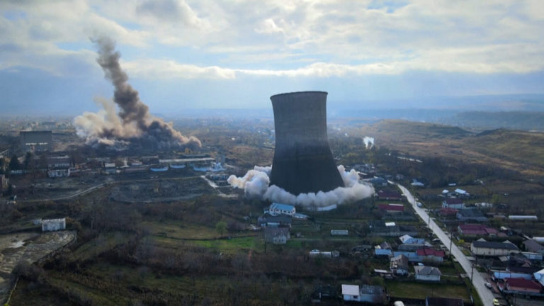 Ρουμανία: Κατεδαφίζεται σταθμός ηλεκτροπαραγωγής για κατασκευή πυρηνικού – Έντονες αντιδράσεις (video)