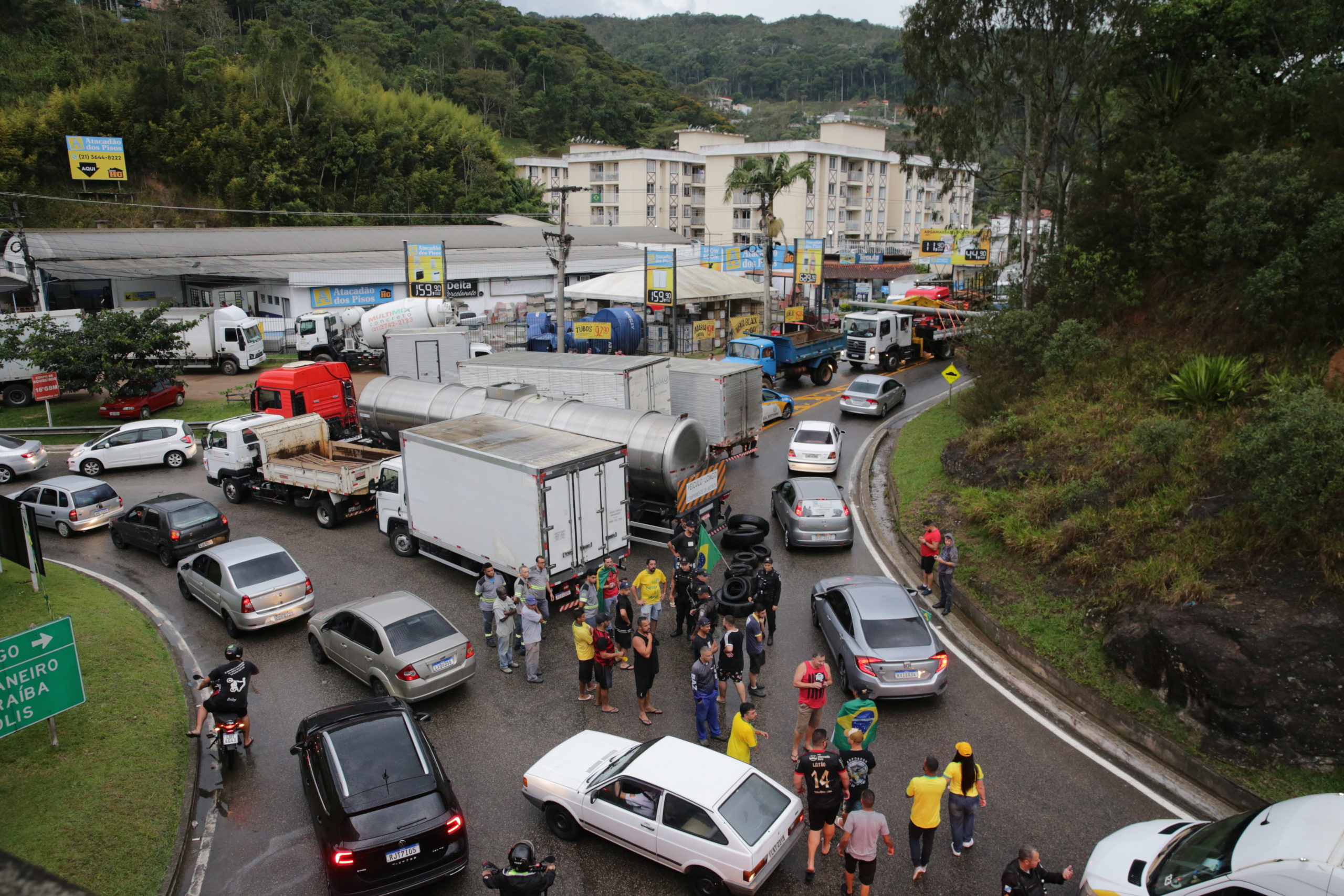 Βραζιλία: Σε «θέσεις μάχης» με οδοφράγματα οι οπαδοί του Μπολσονάρου