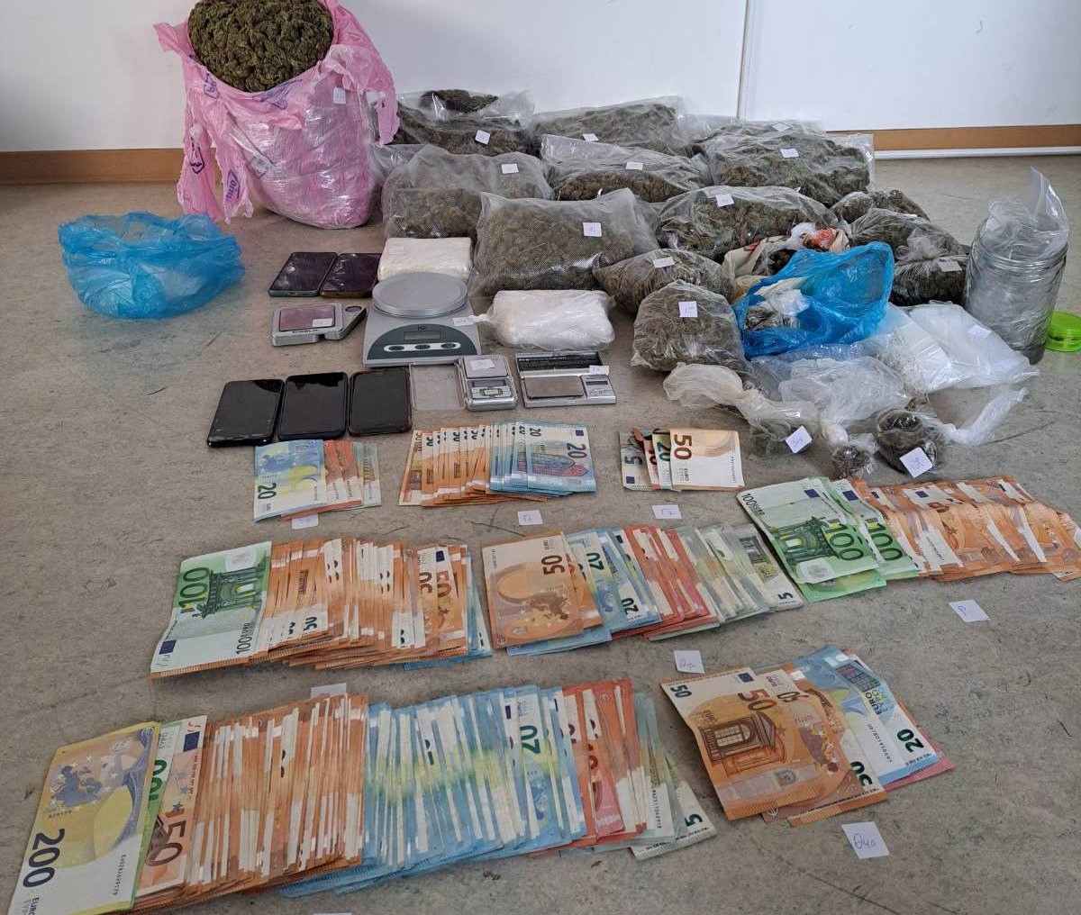 Ναύπλιο: Εξαρθρώθηκε σπείρα διακίνησης ναρκωτικών – Συνελήφθησαν εννέα άτομα