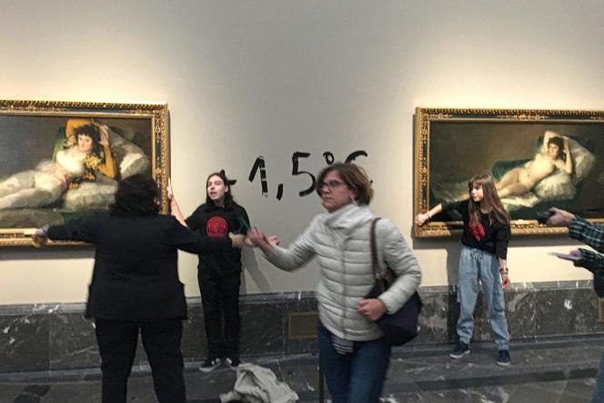 Ισπανία: Ακτιβιστές κόλλησαν τα χέρια τους σε δύο πίνακες του Γκόγια και ανάμεσά τους έγραψαν «+1,5 C»