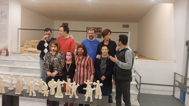 Κεραμικά ειδώλια που δημιούργησαν παιδιά με αναπηρία εκτίθενται στο Αθανασάκειο Βόλου
