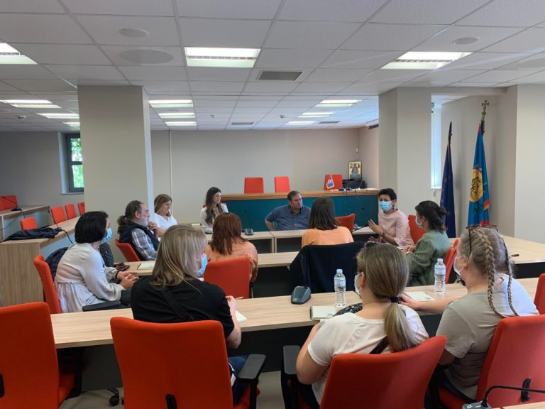 Καλαμάτα: Στο Δημαρχείο κοινωνικοί λειτουργοί και υπεύθυνες πολιτισμού από Ισπανία και Λιθουανία