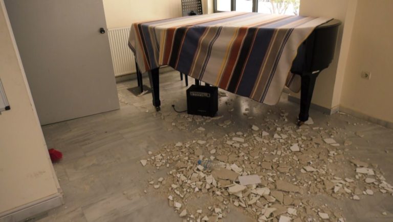 Σοβάδες από το ταβάνι έπεσαν σε αίθουσα του Μουσικού Σχολείου Μυτιλήνης – Δεν υπήρξαν τραυματισμοί (video)