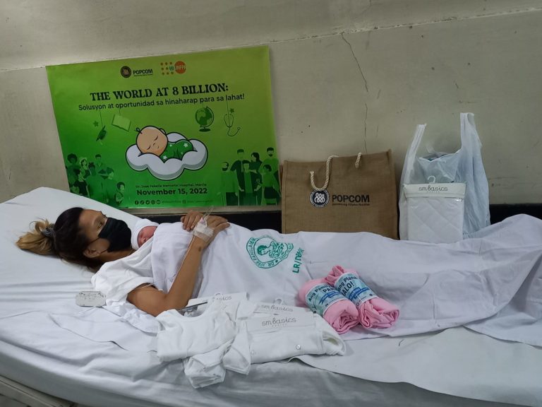 Το συμβολικό μωρό των 8 δισεκατομμυρίων κατοίκων του πλανήτη γεννήθηκε στη Μανίλα