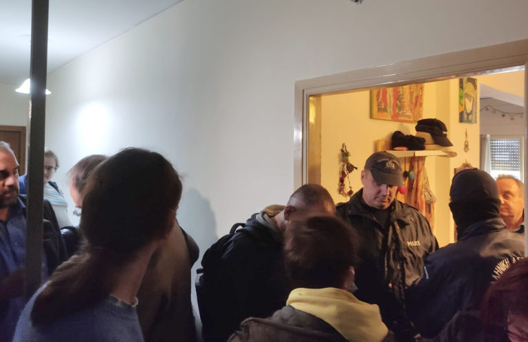 Σφοδρές αντιδράσεις για την έξωση της Ιωάννας Κολοβού μετά τον πλειστηριασμό για 15.000 ευρώ – Αντιμέτωπη με αστυνομικούς και κλητήρες