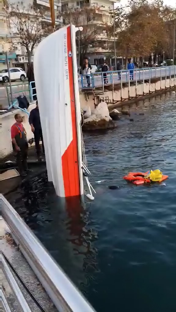 Ηγουμενίτσα: Ανεξέλεγκτο τρέιλερ με βάρκα κατέληξε στη θάλασσα