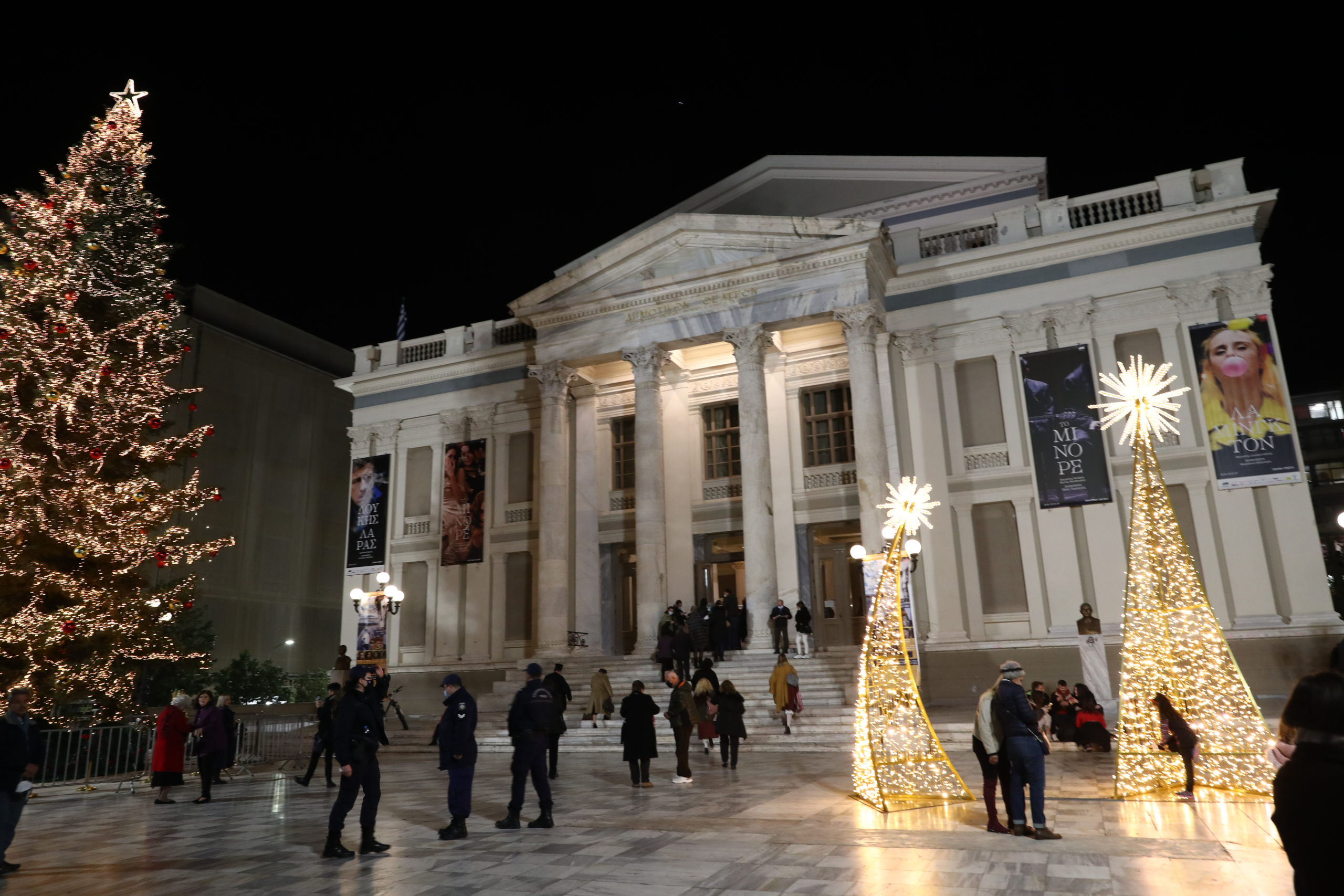 Δημοτικό Θέατρο Πειραιά: Κατέρρευσε μέρος της σκηνής – Τραυματίστηκαν μαθητές