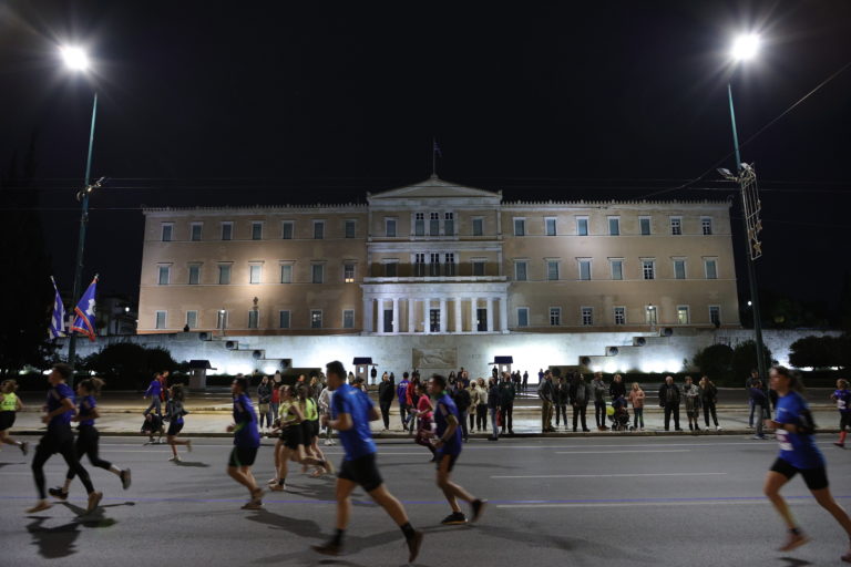 Κυκλοφοριακό κομφούζιο στο κέντρο της Αθήνας – Ποιοι δρόμοι παραμένουν κλειστοί λόγω των αγώνων δρόμου