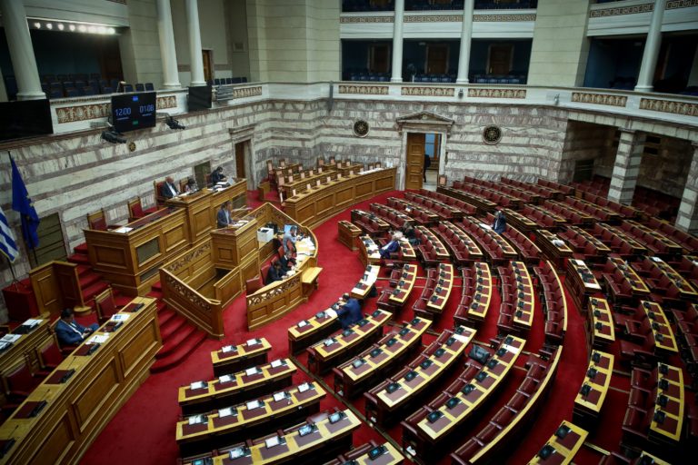 Στα ύψη η πολιτική αντιπαράθεση- Ανταλλαγή πυρών και για τον «Ρουβίκωνα»