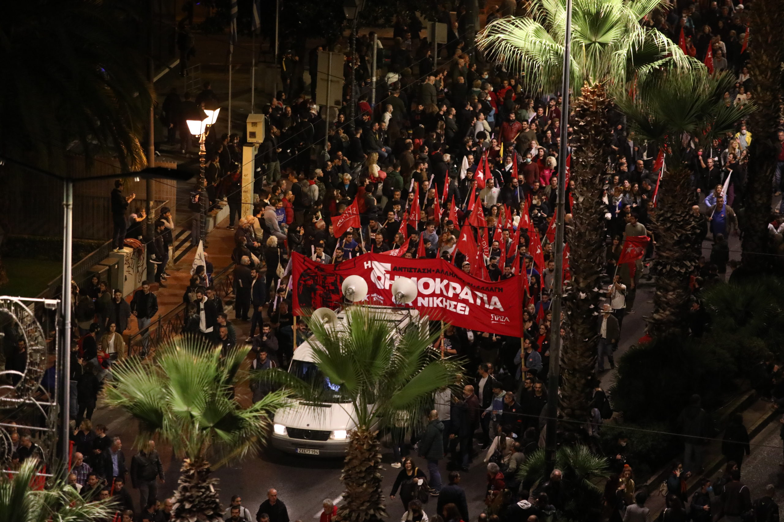 Επέτειος Πολυτεχνείου: Μαζική συμμετοχή στην πορεία – Μεμονωμένα επεισόδια σε Αθήνα και Θεσσαλονίκη (video)