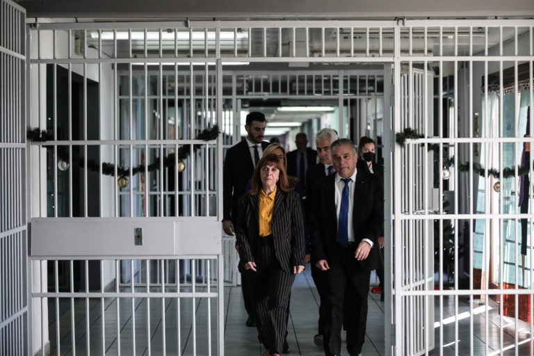 Ξενώνα του «ΚΕΘΕΑ Εν Δράσει» εγκαινίασε στις γυναικείες φυλακές Ελαιώνα Θηβών η ΠτΔ Κατερίνα Σακελλαροπούλου