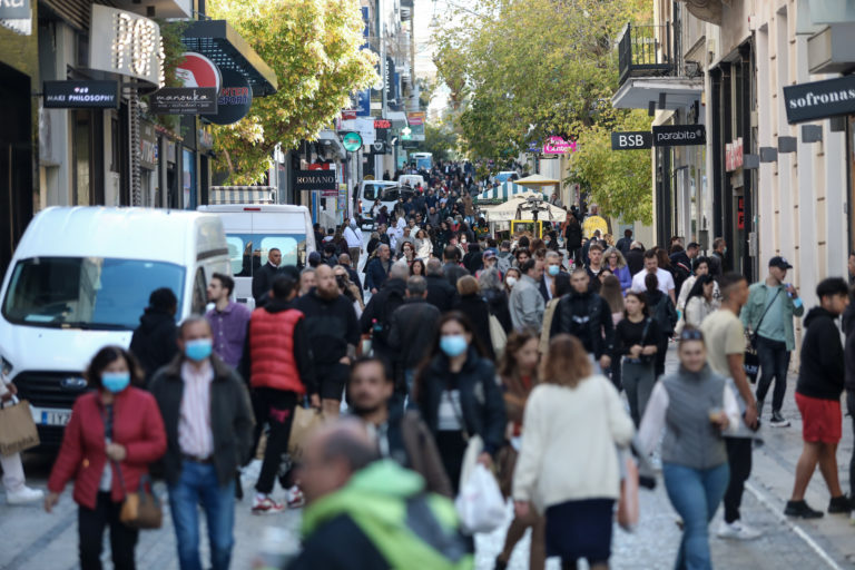 Σε ρυθμούς «Black Friday» η αγορά – Αυξημένη η κίνηση στους εμπορικούς δρόμους